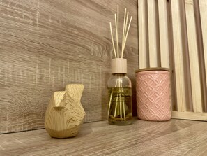 Douche, sèche-cheveux, serviettes fournies, savon