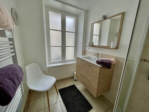 Douche, sèche-cheveux, serviettes fournies, savon