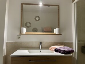 Dusj, hårføner, håndklær og såpe