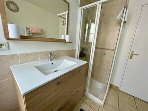 Dusche, Haartrockner, Handtücher, Seife