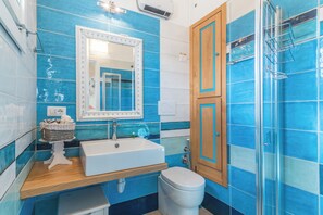 Regadera, bidet, toallas, jabón 