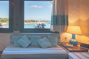 2 عدّة غرف نوم ومكواة/لوح كي وملاءات أسرّة