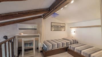 2 quartos, ferros/tábuas de passar roupa, roupa de cama