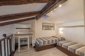 2 quartos, ferros/tábuas de passar roupa, roupa de cama