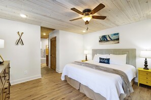 4 bedrooms, iron/ironing board, free WiFi, bed sheets - No steps, Game Room, Canoe & Kayaks, Dock, All Paved Roads! 10 min to 2 marinas! (Jasper)