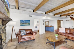 Una Smart TV, una consola de videojuegos, libros