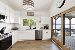 Fridge, microwave, oven, stovetop - No steps, Game Room, Canoe & Kayaks, Dock, All Paved Roads! 10 min to 2 marinas! (Jasper)