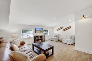 Una Smart TV, una consola de videojuegos, libros