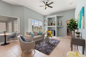 Smart-TV, TV-spill, bordtennis og bøker