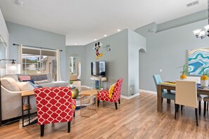 Smart-TV, TV-spill, bordtennis og bøker