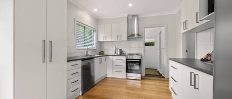 Réfrigérateur, four, lave-vaisselle