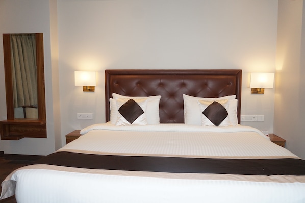 أغطية فراش متميزة وأسرّة بإسفنج يتكيف مع شكل الجسم وميني بار ومكتب