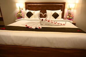 고급 침구, 메모리폼 침대, 미니바, 책상