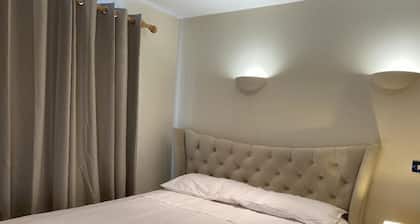 Immaculate 1-bed Ensuite Apartment in Cheltenham