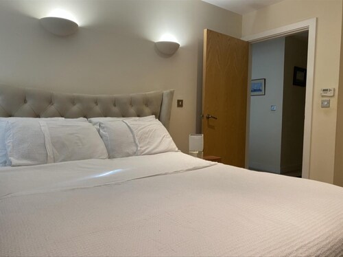 Immaculate 1-bed Ensuite Apartment in Cheltenham