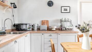 Coffee/tea maker, fridge, microwave, oven