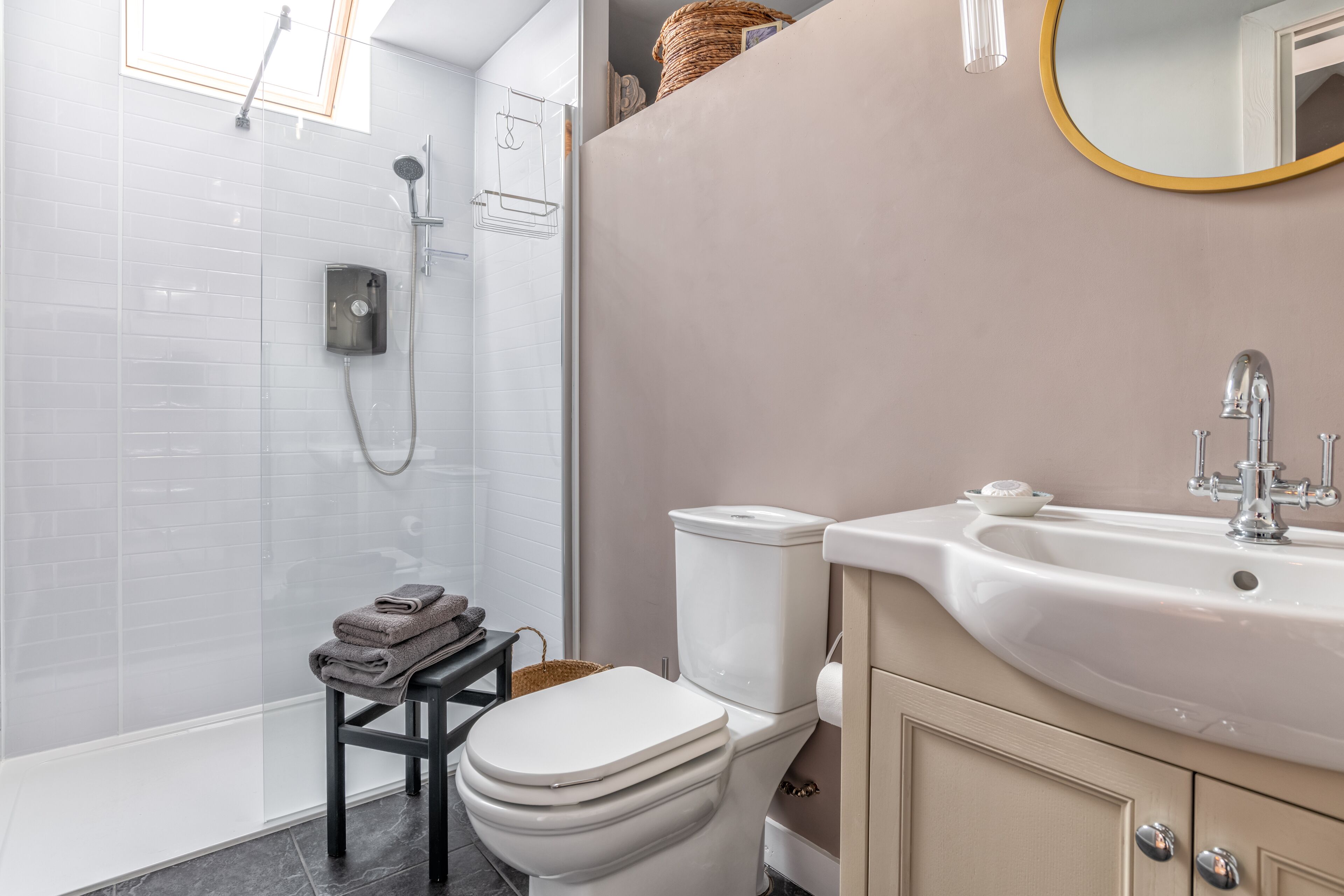 Douche, sèche-cheveux, serviettes fournies, savon