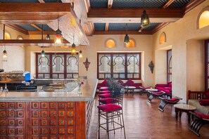 5 bares o lounges, bar junto a la alberca, bar en la playa 
