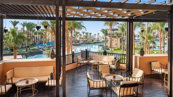 5 bars, bar en bord de piscine, bar de plage