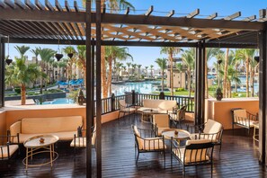 5 bares o lounges, bar junto a la alberca, bar en la playa 