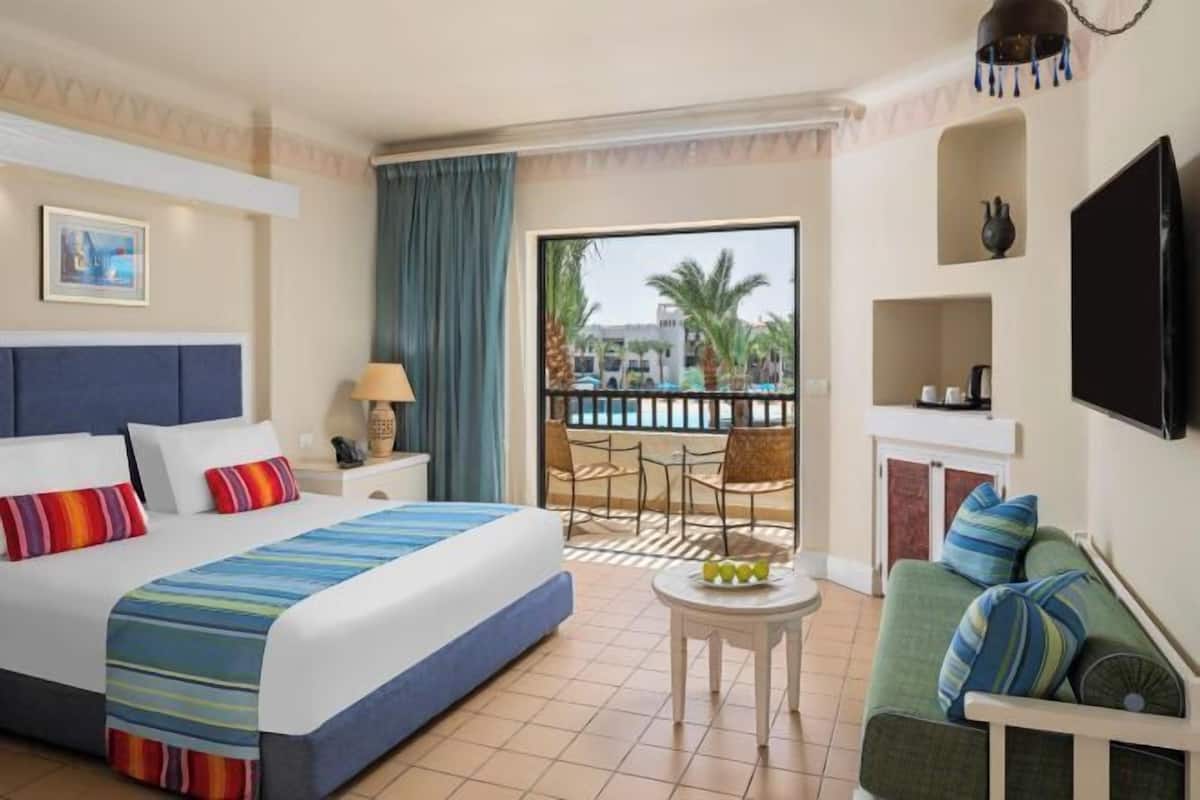 Een minibar, een kluis op de kamer, verduisterende gordijnen, beddengoed