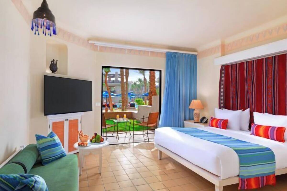 Een minibar, een kluis op de kamer, verduisterende gordijnen, beddengoed