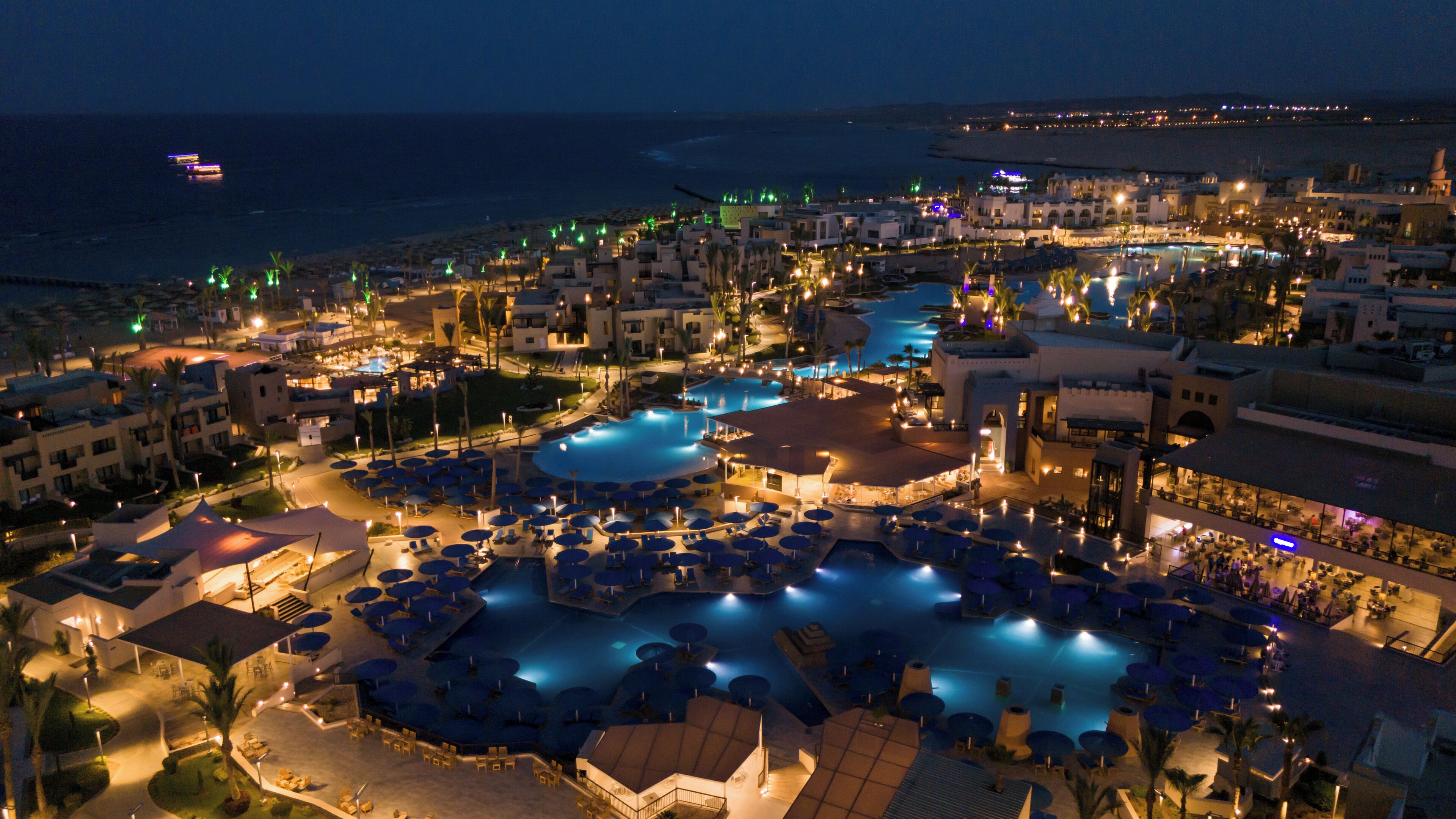 2 utendørsbassenger, bassengparasoller og badevakt