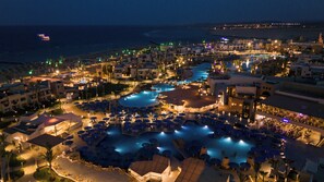 2 個室外泳池；泳池傘、場內有救生員當值