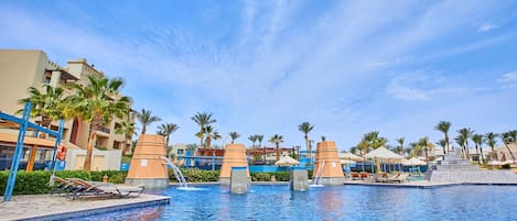 2 piscines extérieures, parasols de plage, maîtres-nageurs sur place