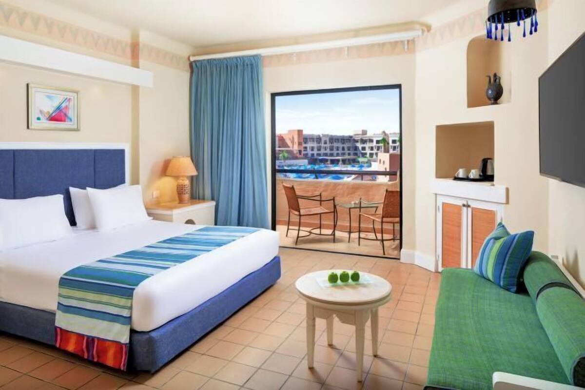 Een minibar, een kluis op de kamer, verduisterende gordijnen, beddengoed