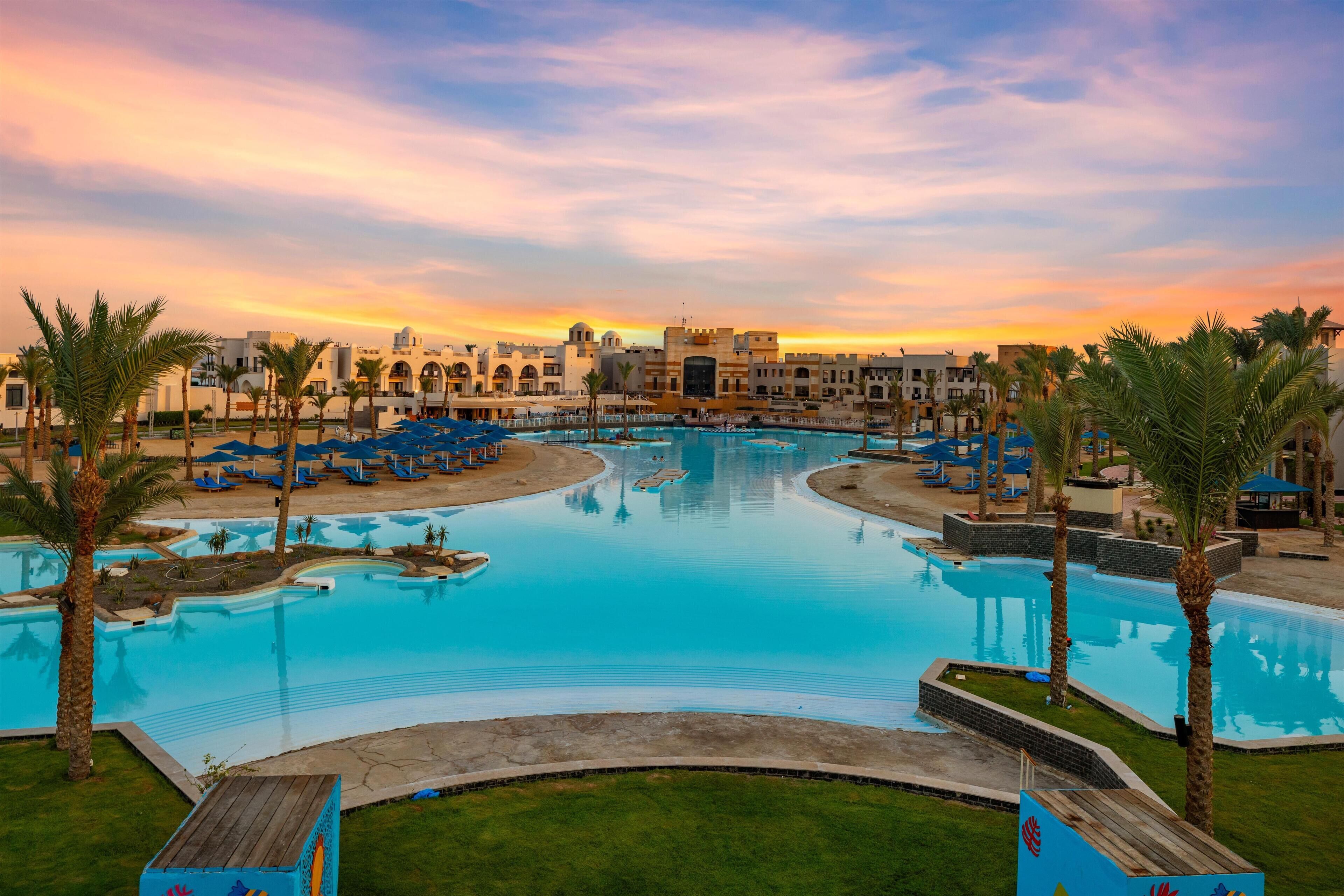 2 piscine all'aperto, ombrelloni da piscina