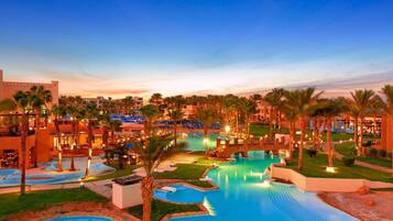 2 udendørs pools, parasoller, livreddere på stedet