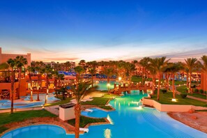 2 udendørs pools, parasoller, livreddere på stedet