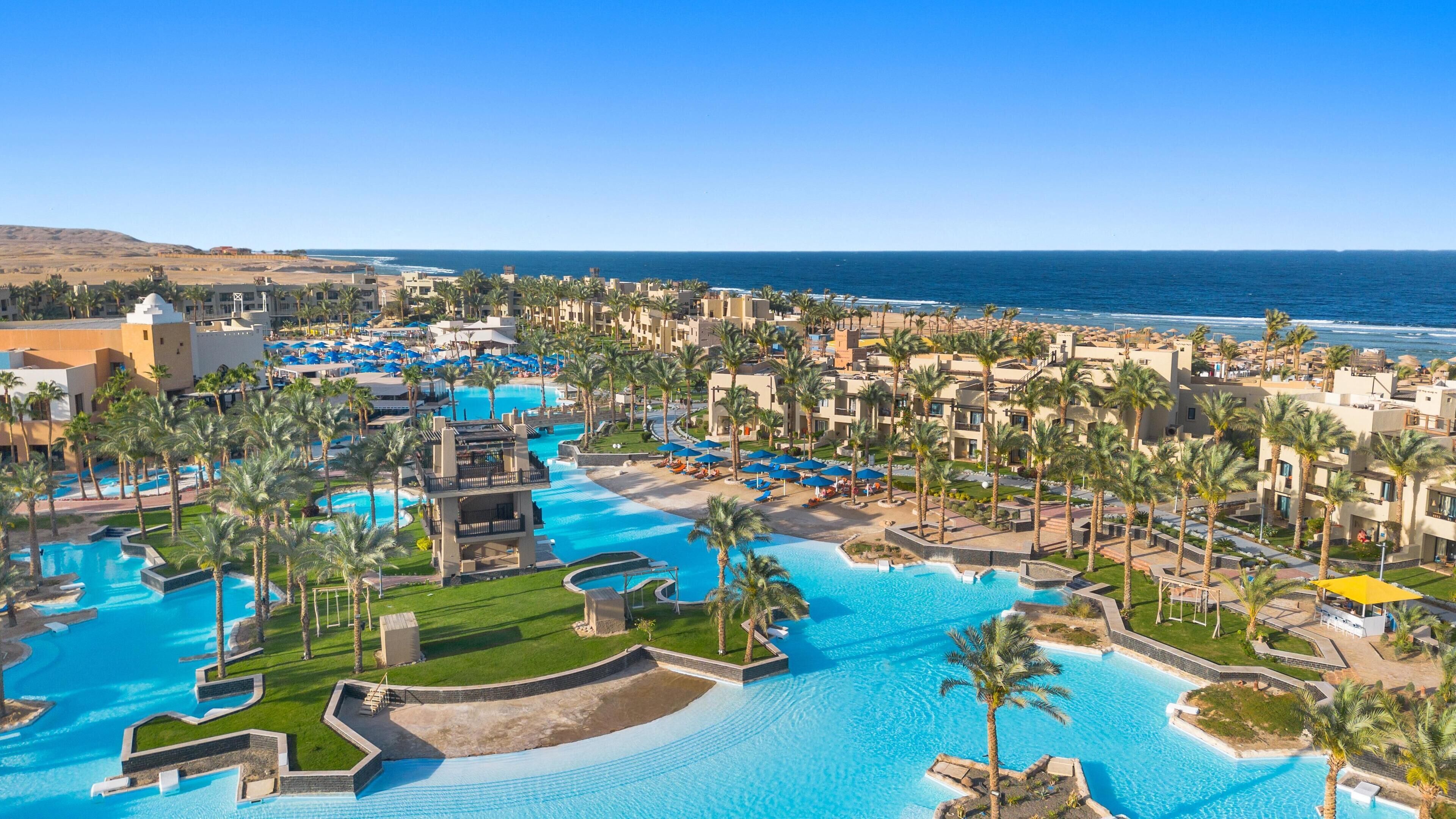 2 hồ bơi ngoài trời, dù/ô trên bãi biển/hồ bơi 