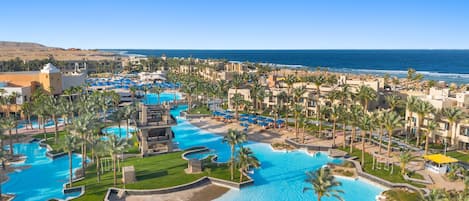 2 piscinas al aire libre, sombrillas, socorrista en las instalaciones