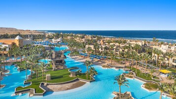 2 piscinas al aire libre, sombrillas, guardavidas en la propiedad