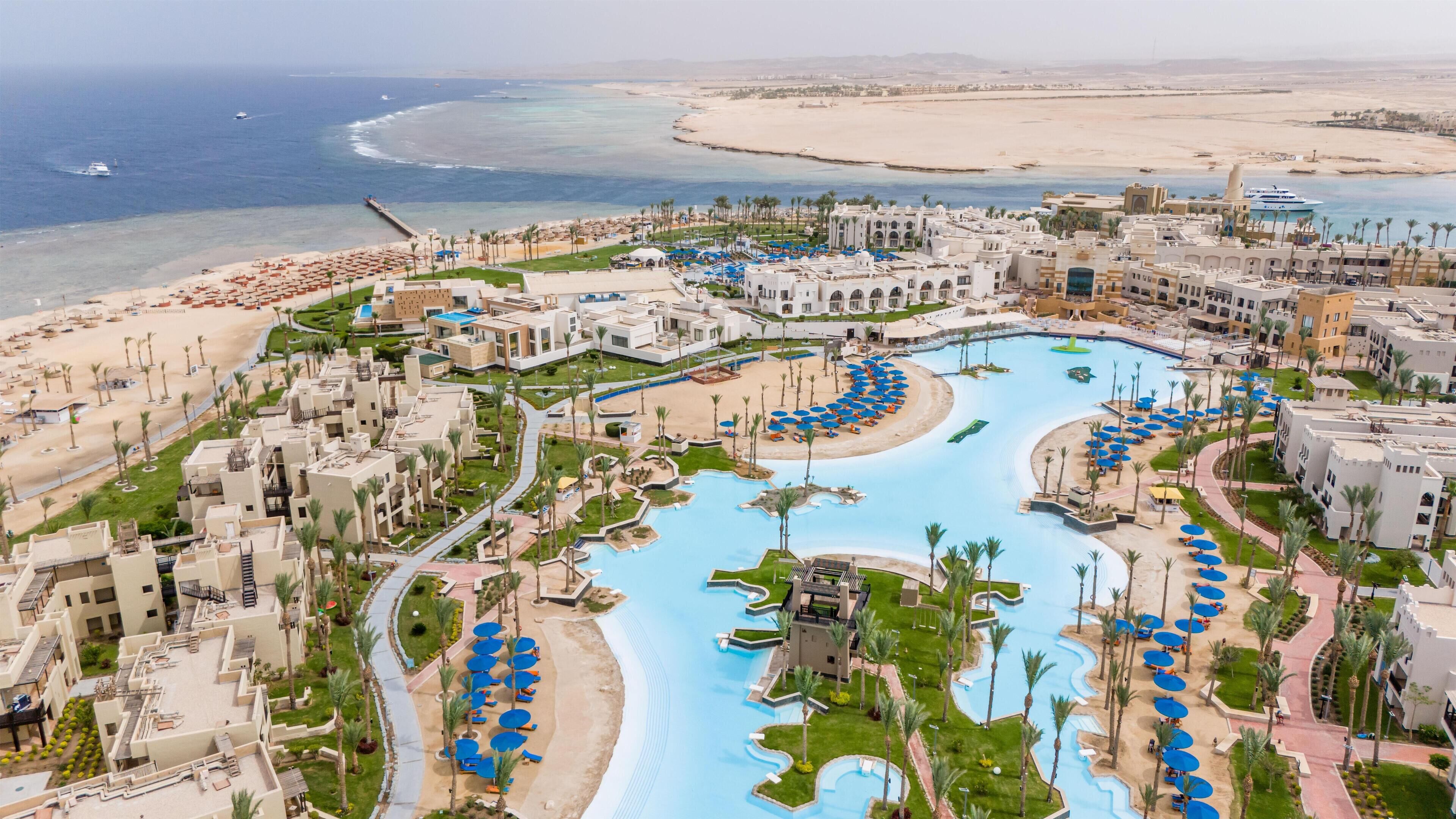 2 piscines extérieures, parasols de plage, maîtres-nageurs sur place