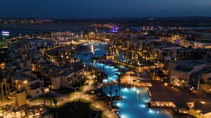 2 piscinas al aire libre, sombrillas, guardavidas en la propiedad