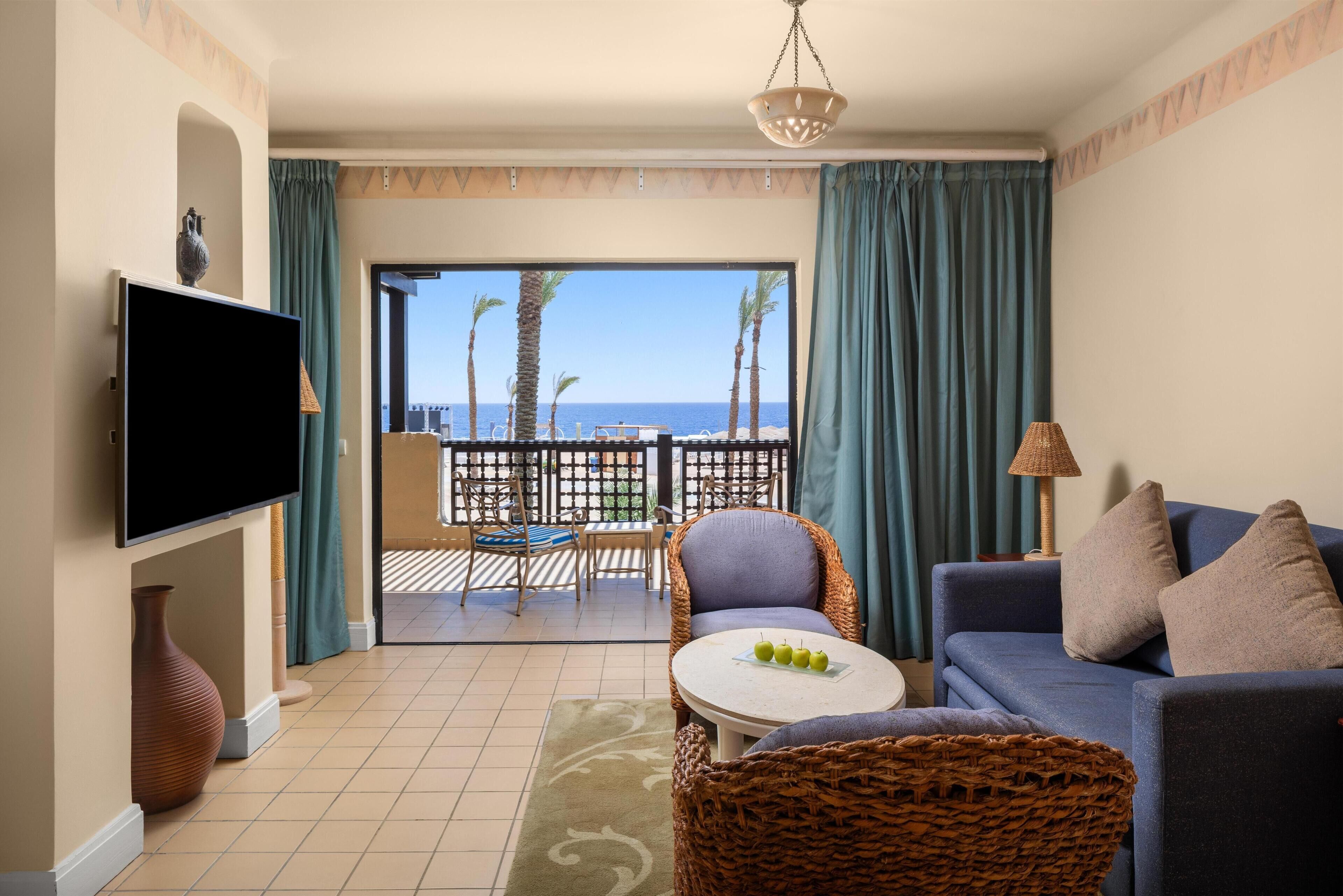 Een minibar, een kluis op de kamer, verduisterende gordijnen, beddengoed