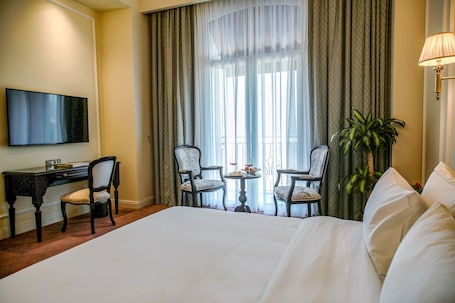 Deluxe Double Room, 1 King Bed | Minibar, in-room safe, desk, laptop workspace