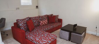 Spacious Snazzy Private Apartment