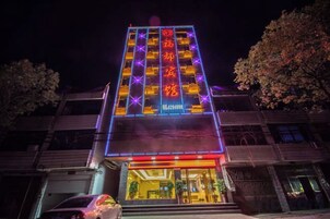 Un edificio con letreros iluminados y una entrada visible.