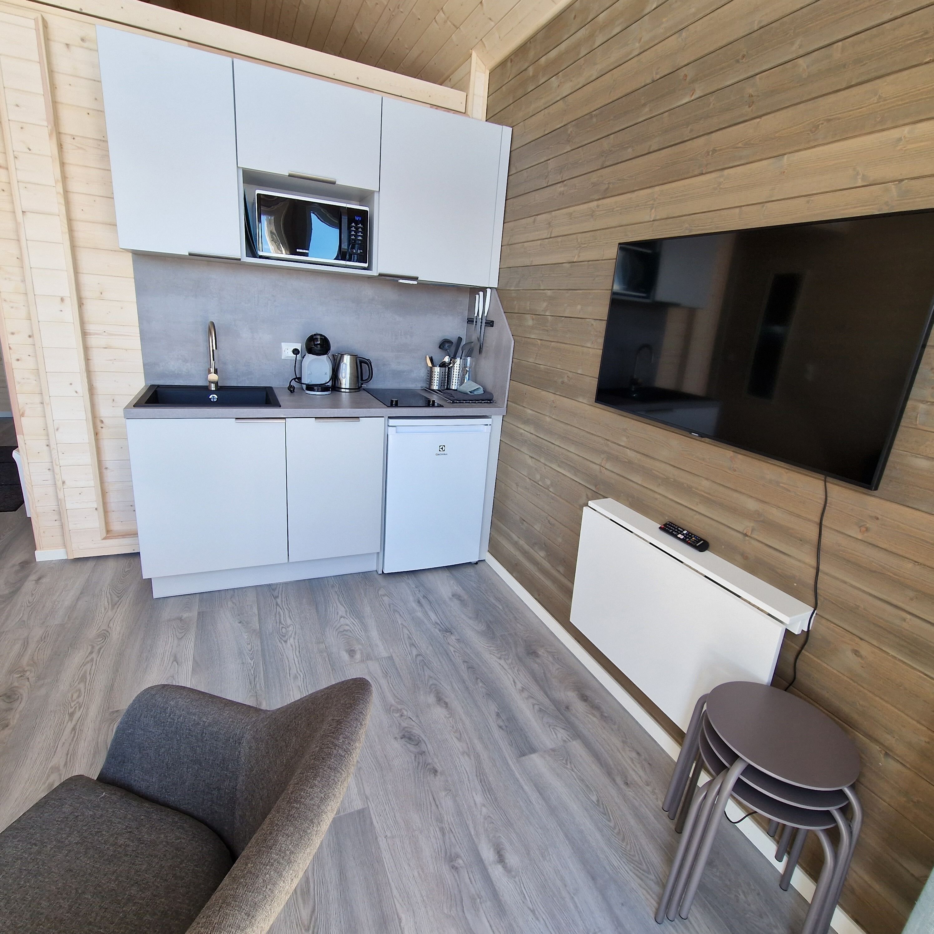 Kühlschrank, Mikrowelle, Wasserkocher mit Kaffee-/Teezubehör