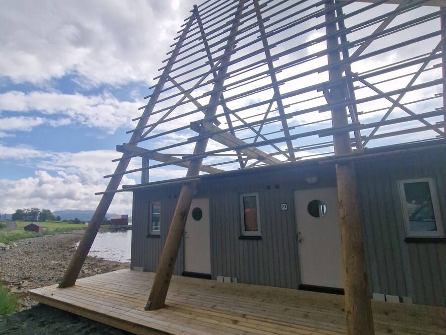 Un edificio con estructura metálica y terraza de madera.