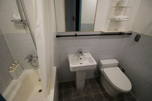 Standaard tweepersoonskamer | Badkamer | Gratis toiletartikelen, een haardroger, pantoffels, vloerverwarming
