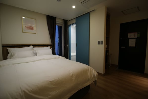 スタンダード ダブルルーム | セーフティボック�ス (室内)、遮光カーテン、WiFi (無料)、ベッドシーツ