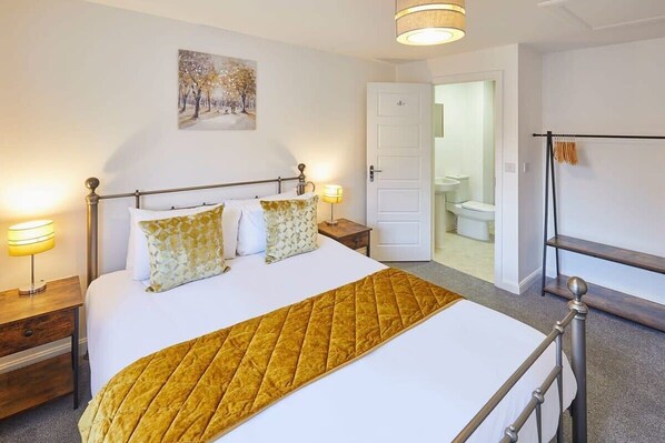 4 bedrooms, iron/ironing board, WiFi, bed sheets