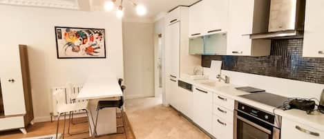 Deluxe Apartment | Private kitchen | Full-sized fridge, oven, stovetop, dishwasher