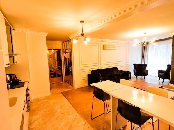 Deluxe Apartment | Living area