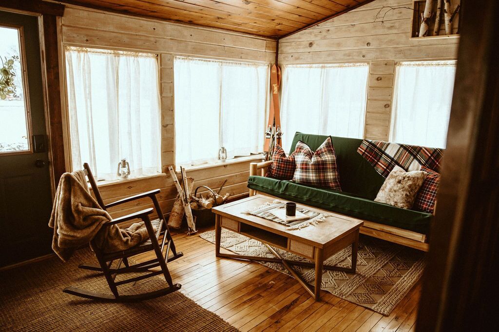 Smart TV, fireplace, DVD player, stereo